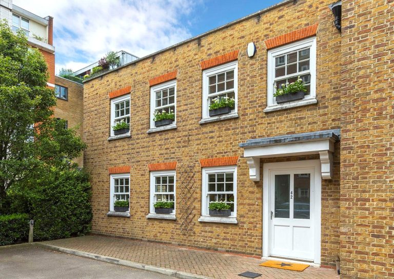 Langley Lane, London